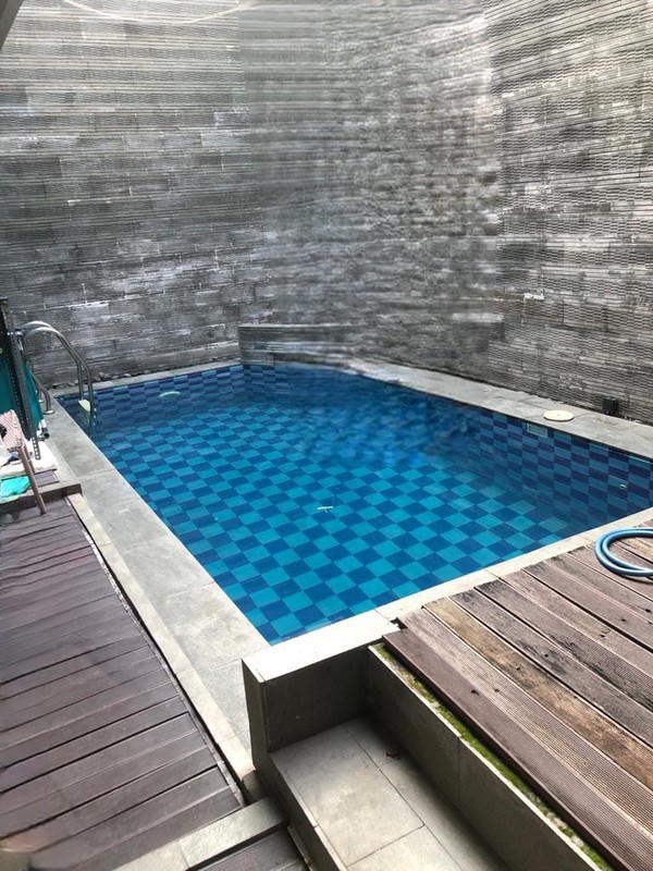 Murah Dijual Rumah Dua Lantai ada Kolam Renang Alam Galaxy Surabaya Barat - Luas 240 m2 