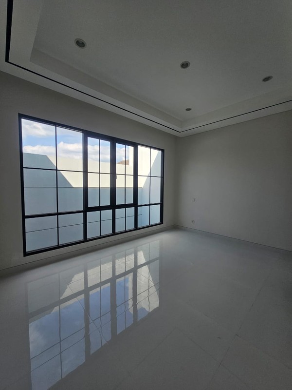 Dijual Rumah Baru American Style Tiga Lantai  Graha Famili Surabaya