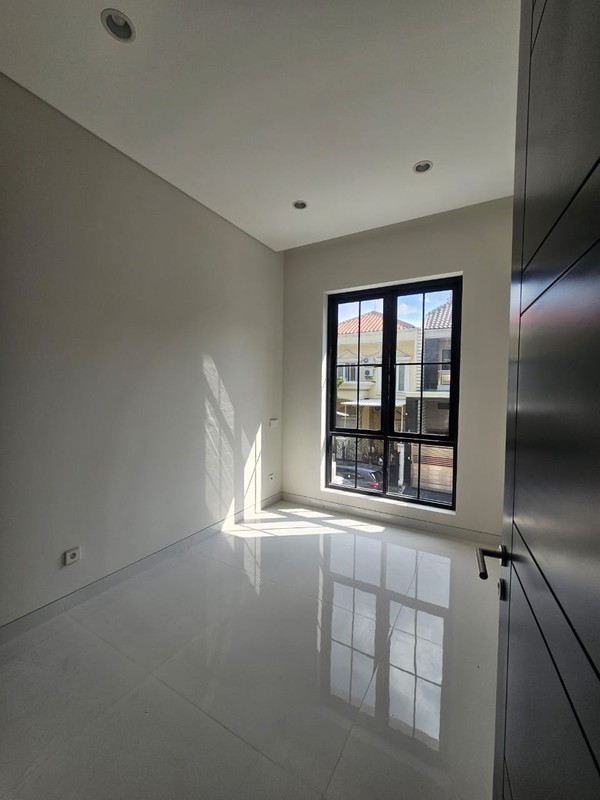 Dijual Rumah Baru American Style Tiga Lantai  Graha Famili Surabaya