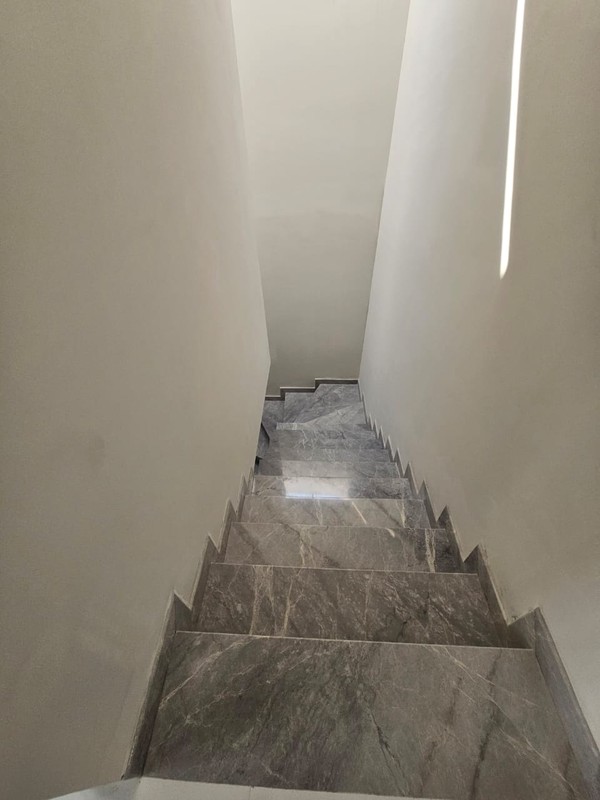 Dijual Rumah Baru American Style Tiga Lantai  Graha Famili Surabaya