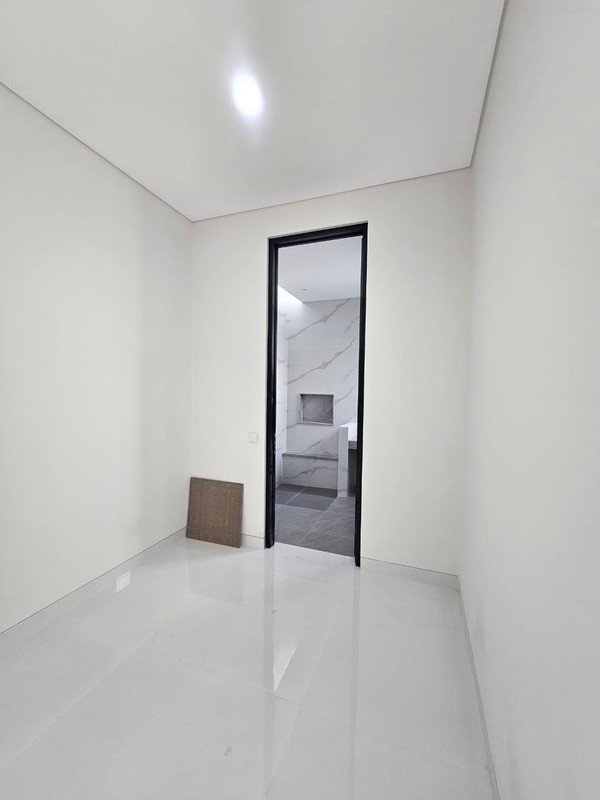 Dijual Rumah Baru American Style Tiga Lantai  Graha Famili Surabaya