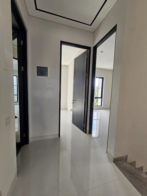 Dijual Rumah Baru American Style Tiga Lantai  Graha Famili Surabaya