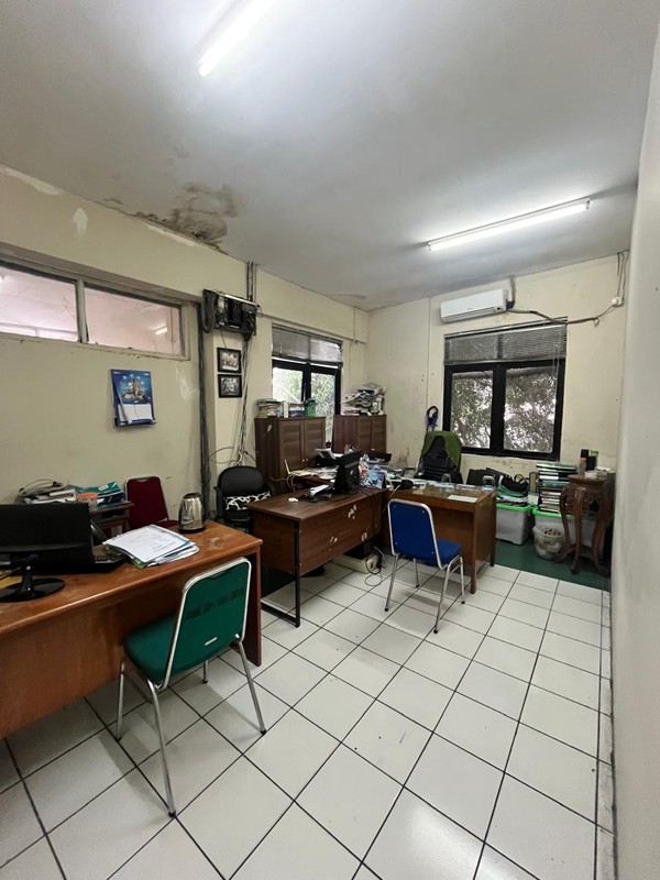 Dijual cepat Tanah dan Bangunan bekas Sekolah Dekat MRT Hj Nawi