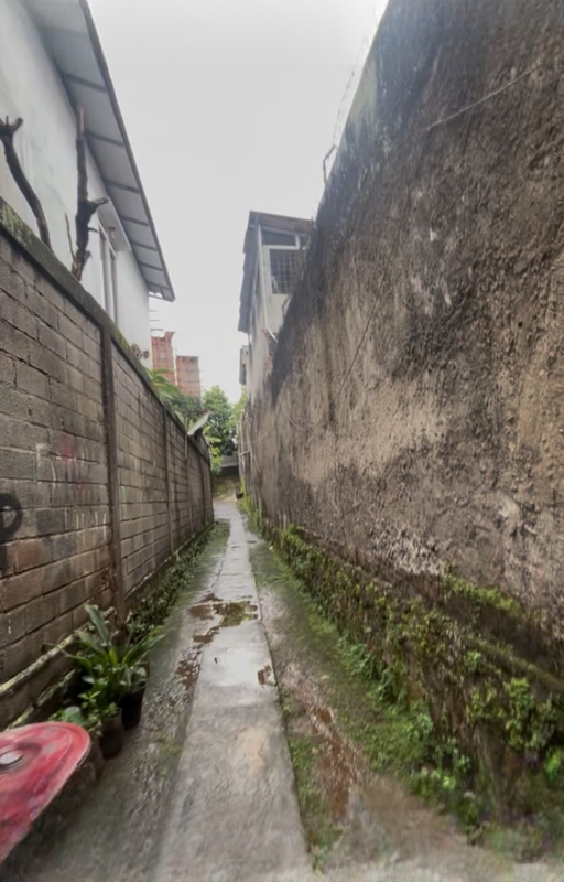 Dijual murah tanah bonus rumah di dalam gang, cocok untuk dibangun kos-kosan.