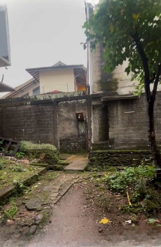 Dijual murah tanah bonus rumah di dalam gang, cocok untuk dibangun kos-kosan.