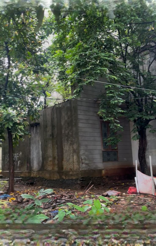 Dijual murah tanah bonus rumah di dalam gang, cocok untuk dibangun kos-kosan.