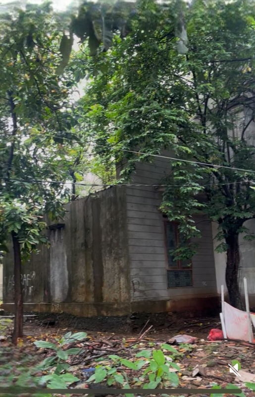 Dijual murah tanah bonus rumah di dalam gang, cocok untuk dibangun kos-kosan.