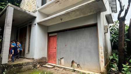 Dijual murah tanah bonus rumah di dalam gang, cocok untuk dibangun kos-kosan.