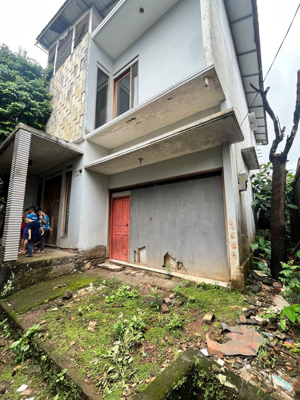 Dijual murah tanah bonus rumah di dalam gang, cocok untuk dibangun kos-kosan.