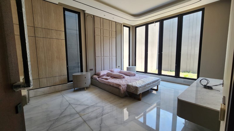 Rumah Mewah Di Regency 21 Arief Rahman Hakim Surabaya | LT 425 meter persegi