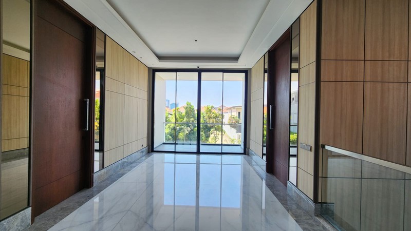 Rumah Mewah Di Regency 21 Arief Rahman Hakim Surabaya | LT 425 meter persegi