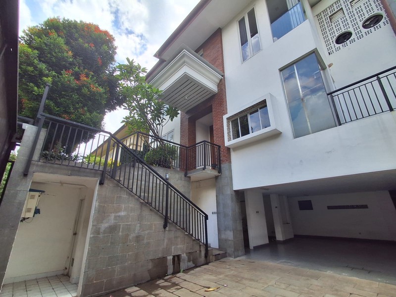 DISEWA RUMAH di PONDOK INDAH