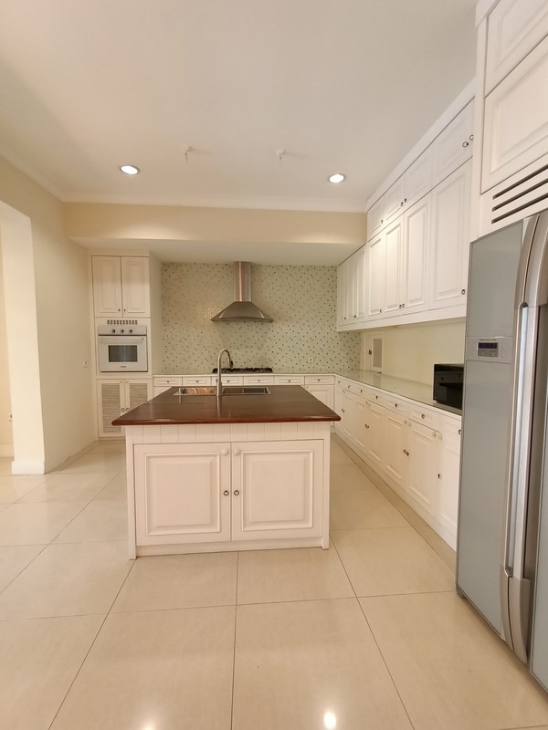 Dijual/Sewa rumah Nyaman, Keren, dan aman Banjir di Kemang Utara