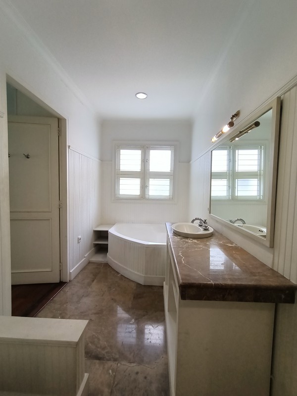 Dijual/Sewa rumah Nyaman, Keren, dan aman Banjir di Kemang Utara