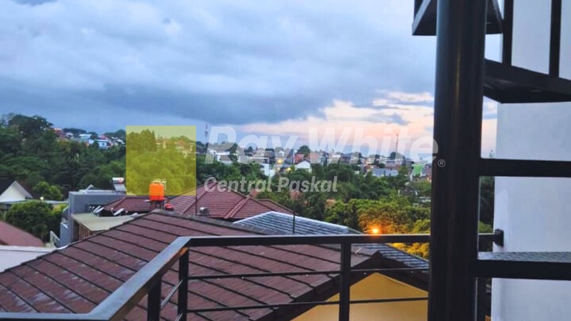 Rumah Baru Modern 3 Lantai di Setra Regency Ciwaruga Bandung