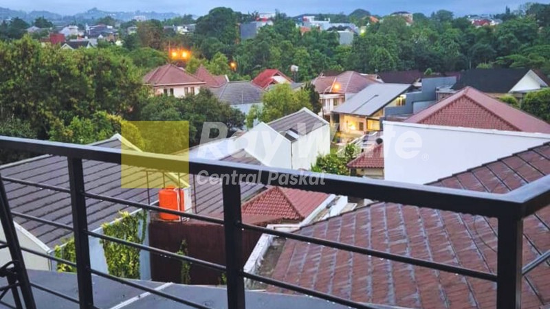 Rumah Baru Modern 3 Lantai di Setra Regency Ciwaruga Bandung