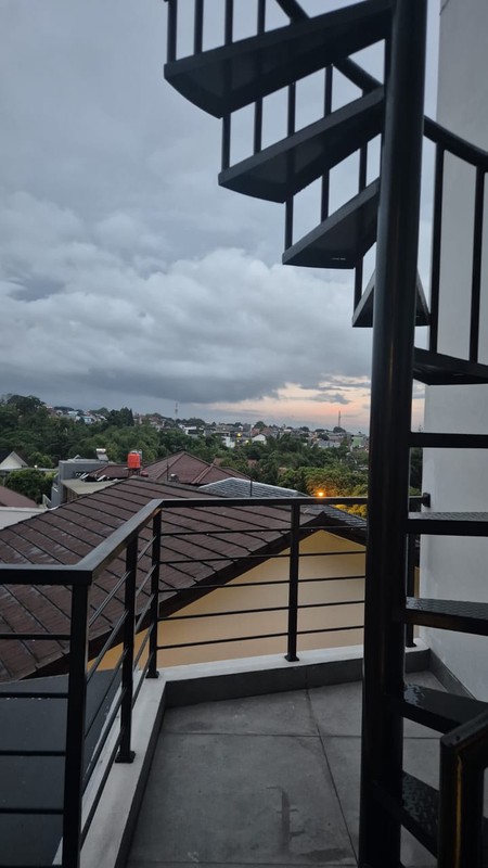 Rumah Baru Modern 3 Lantai di Setra Regency Ciwaruga Bandung