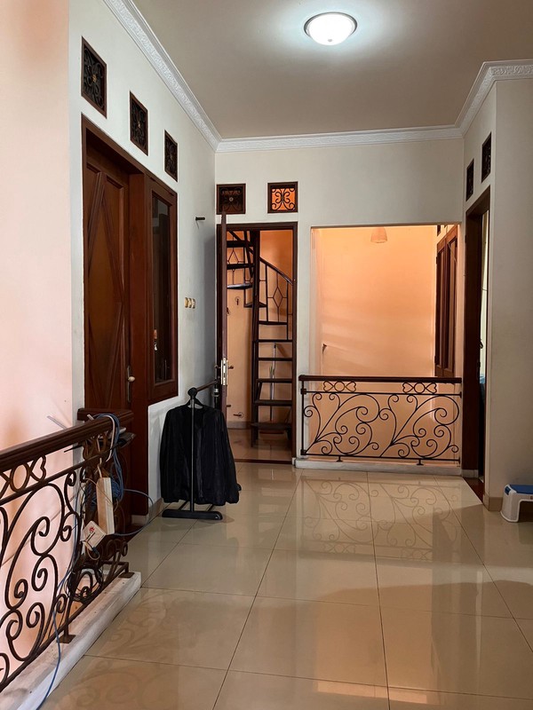 Rumah 3 Lantai 5 KT Akses Jalan 2 Mobil Lokasi Strategis Tebet Jaksel