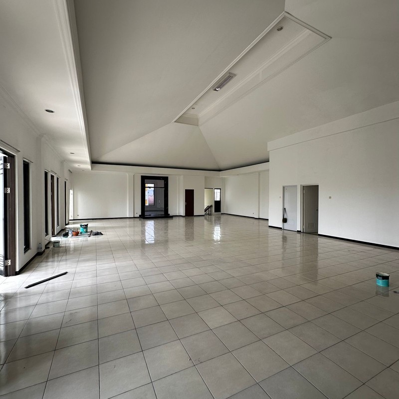 Disewakan 542 M2 Gedung Surabaya Barat Komersial Area Darmo Bavarian Village - Raya Darmo Permai - Gedung 3 Lantai Plus Lift Baru - Parkiran Mobil Luas Dekat Pasar Modern Puncak Permai, Darmo Harapan,