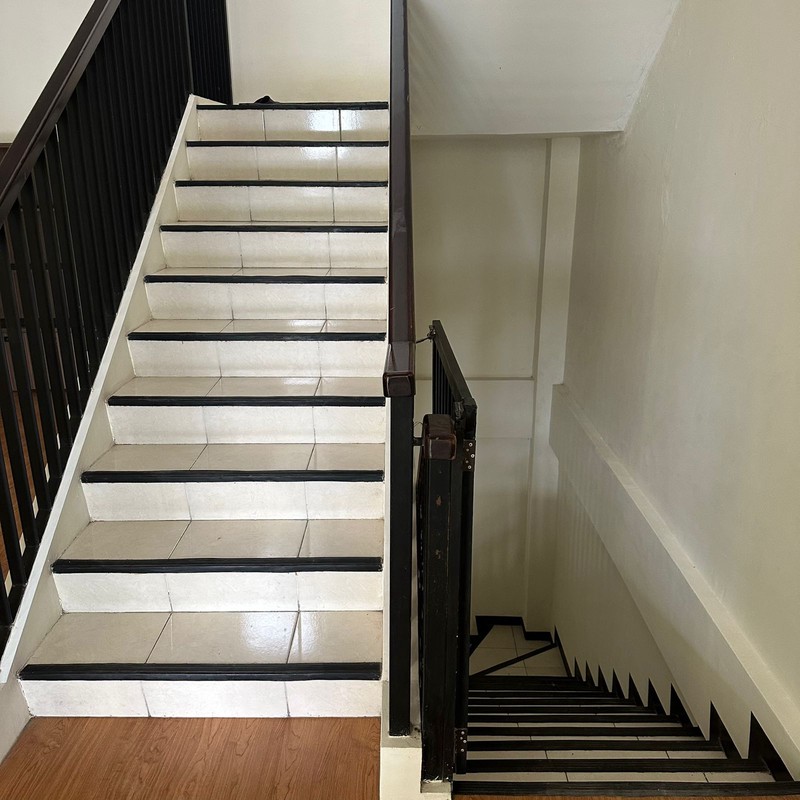 Disewakan 542 M2 Gedung Surabaya Barat Komersial Area Darmo Bavarian Village - Raya Darmo Permai - Gedung 3 Lantai Plus Lift Baru - Parkiran Mobil Luas Dekat Pasar Modern Puncak Permai, Darmo Harapan,