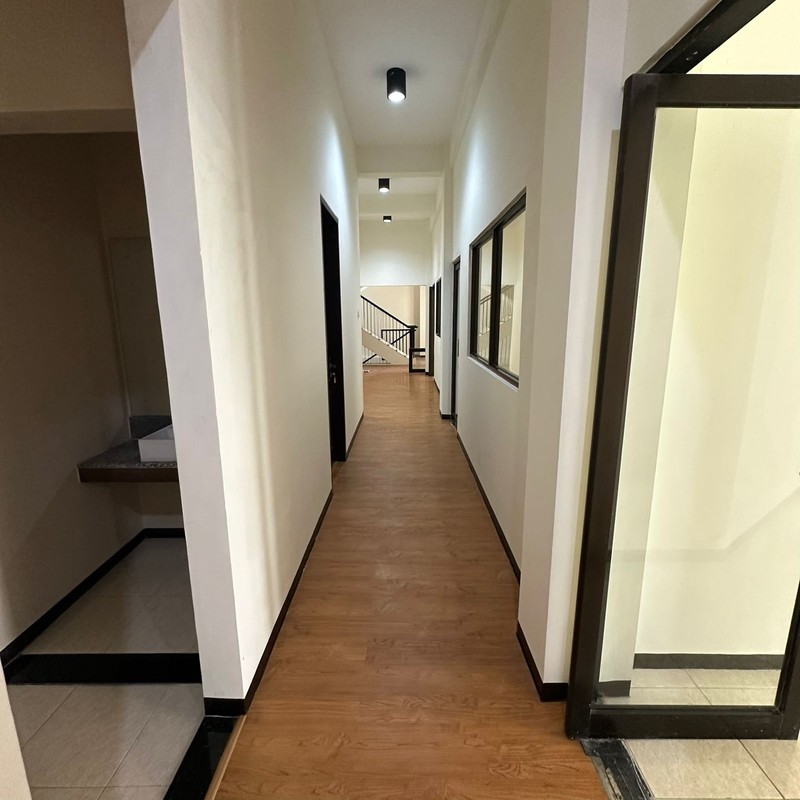 Disewakan 542 M2 Gedung Surabaya Barat Komersial Area Darmo Bavarian Village - Raya Darmo Permai - Gedung 3 Lantai Plus Lift Baru - Parkiran Mobil Luas Dekat Pasar Modern Puncak Permai, Darmo Harapan,