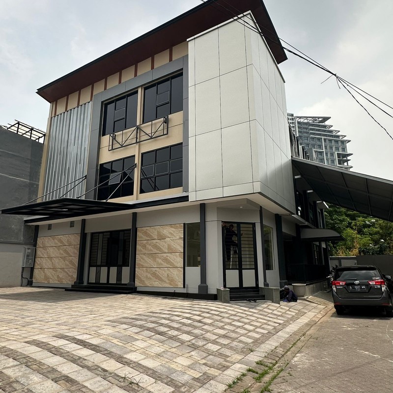 Disewakan 542 M2 Gedung Surabaya Barat Komersial Area Darmo Bavarian Village - Raya Darmo Permai - Gedung 3 Lantai Plus Lift Baru - Parkiran Mobil Luas Dekat Pasar Modern Puncak Permai, Darmo Harapan,