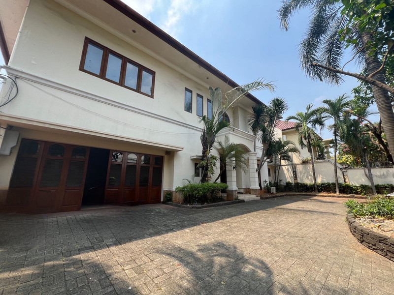 Rumah mewah semifurnish di kemang untuk tinggal dan kantor parkir luas 