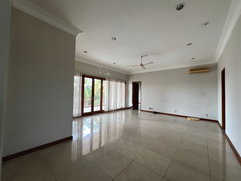 Rumah mewah semifurnish di kemang untuk tinggal dan kantor parkir luas 