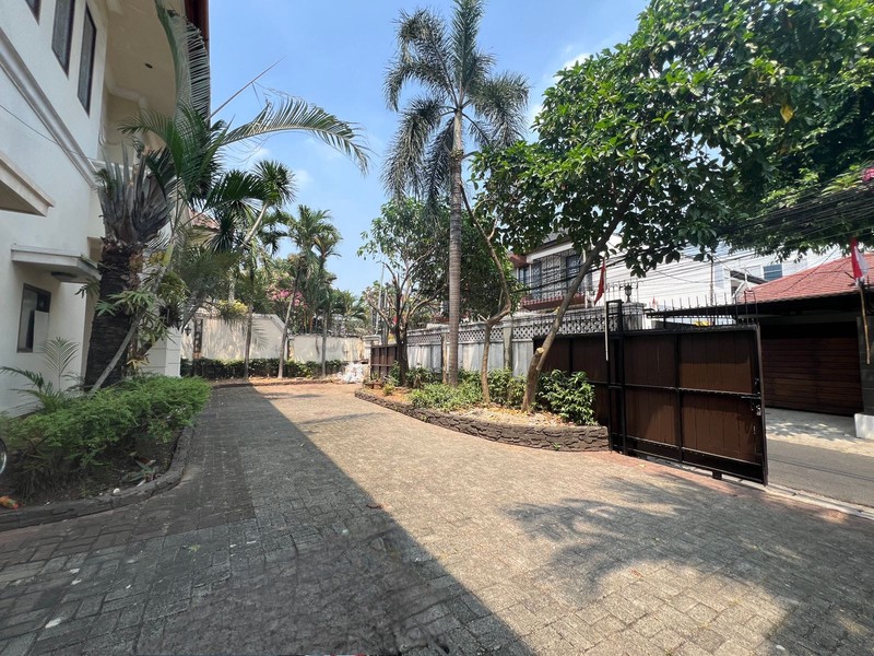 Rumah mewah semifurnish di kemang untuk tinggal dan kantor parkir luas 