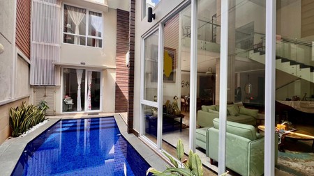 Rumah Dengan Kolam Renang, Lokasi Strategis di Pondok Indah, Jakarta Selatan