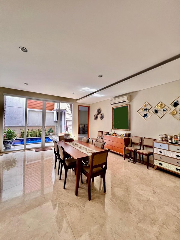 Rumah Dengan Kolam Renang, Lokasi Strategis di Pondok Indah, Jakarta Selatan