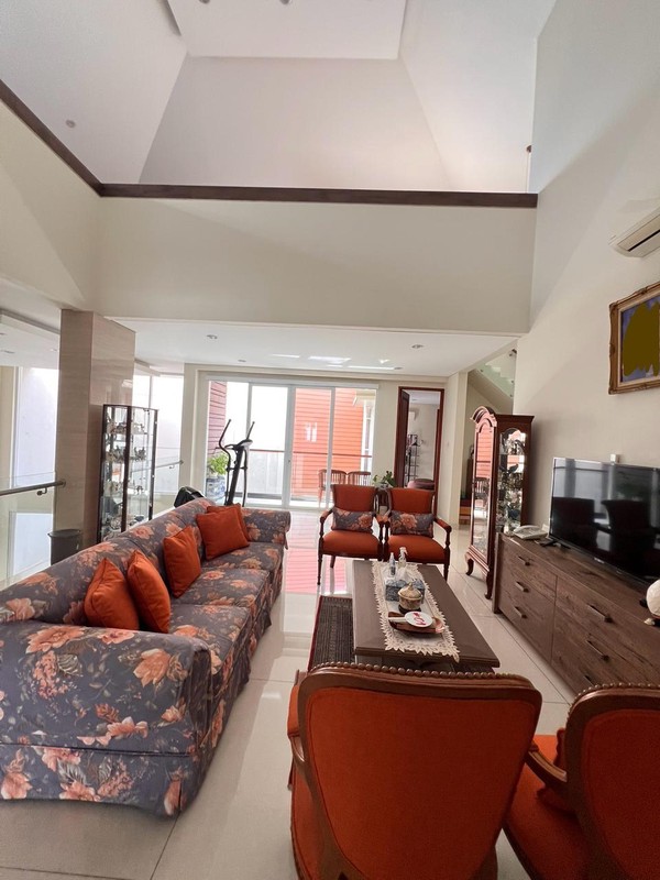 Rumah Dengan Kolam Renang, Lokasi Strategis di Pondok Indah, Jakarta Selatan