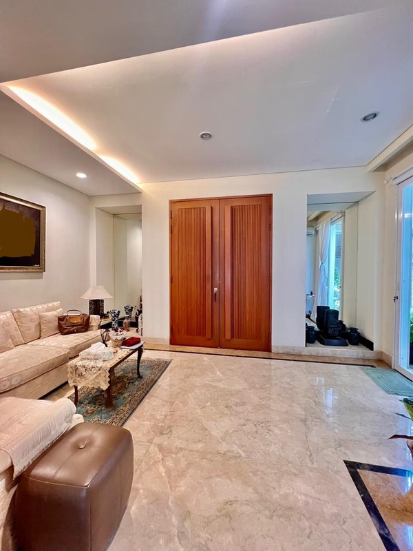 Rumah Dengan Kolam Renang, Lokasi Strategis di Pondok Indah, Jakarta Selatan