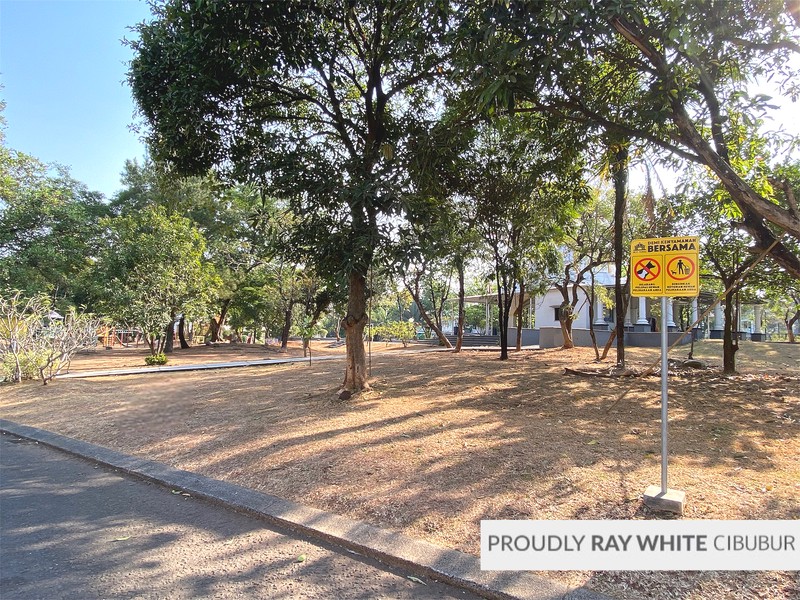 Rumah Depan Taman di Kota Wisata Cibubur