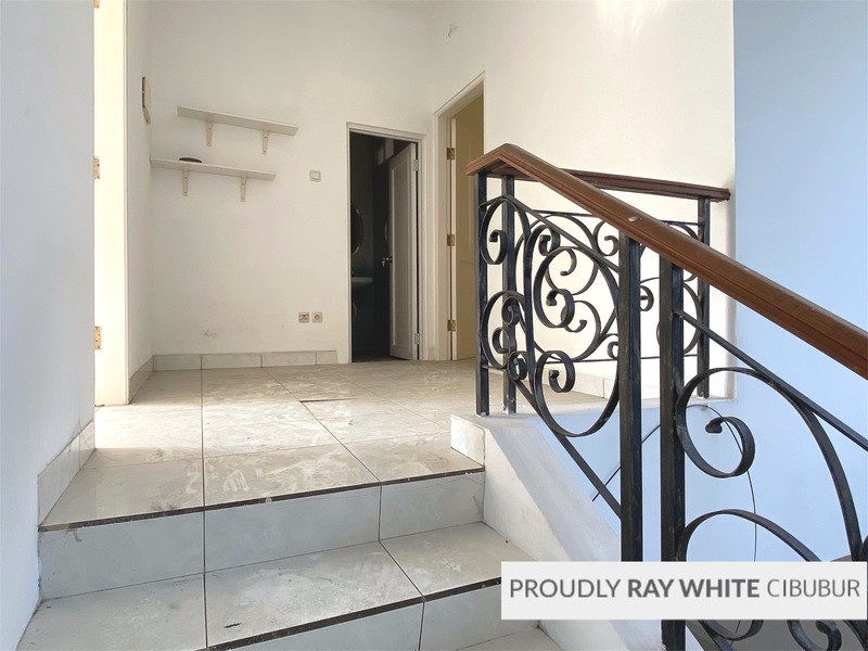 Rumah Depan Taman di Kota Wisata Cibubur