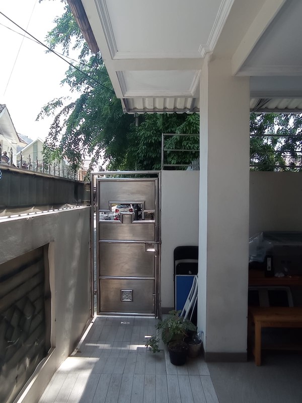 Rumah Full renovasi di Taman Palem Lestari Jakarta Barat Dekat Mall