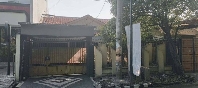 Dijual Rumah Sukomanunggal Jaya, Darmo Satelit, Surabaya Barat Bangunan 2 lantai; pintu kayu jati; lingkungan ramai & strategis