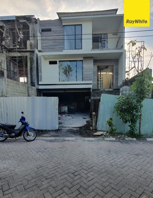 Dijual Rumah 3 Lantai di Babatan Pratama Wiyung Surabaya