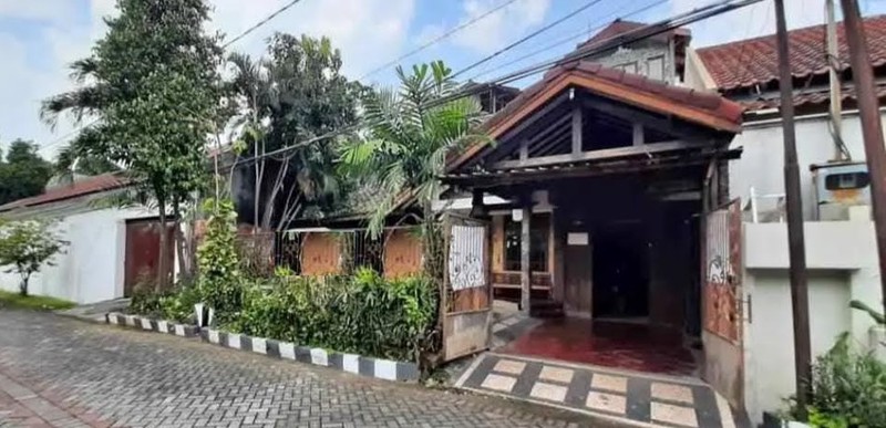 Rumah Dijual Satelit Indah Surabaya Barat Classic Kuno Strategis 
