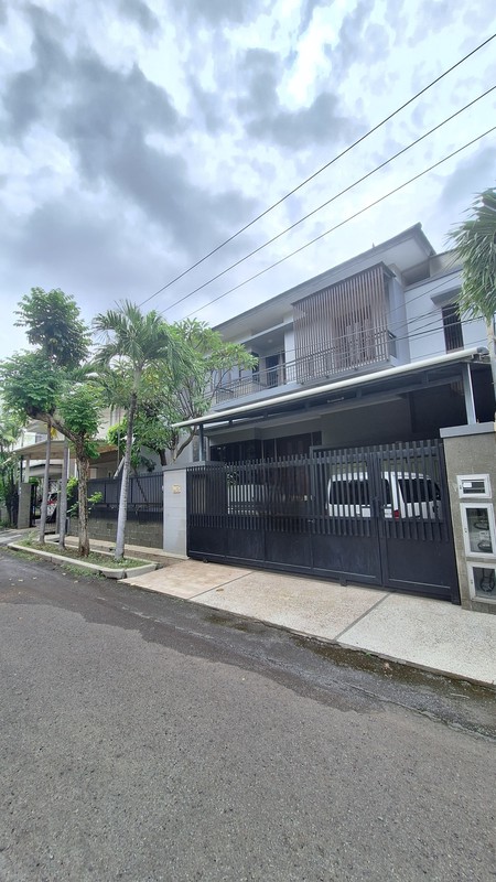 Disewakan Private Pool Rumah Satelit Indah - Sukomanunggal - Surabaya Barat - Full Furnished Dekat Chofa, Taman Hunian Satelit, Darmo Harapan.