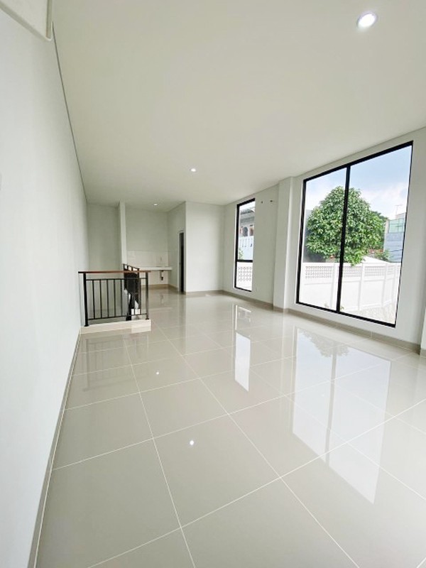 Ruko Brand New Siap untuk Ruang Usaha di Illago Gading Serpong 