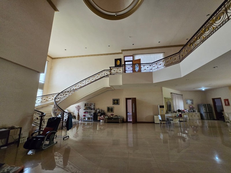 Dijual Rumah Mewah Dharmahusada Indah Barat III Surabaya 