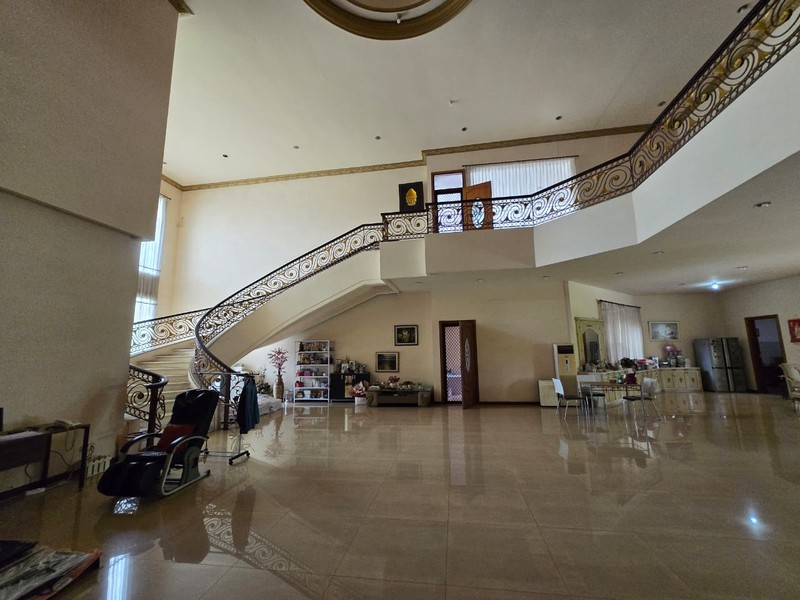 Dijual Rumah Mewah Dharmahusada Indah Barat III Surabaya 