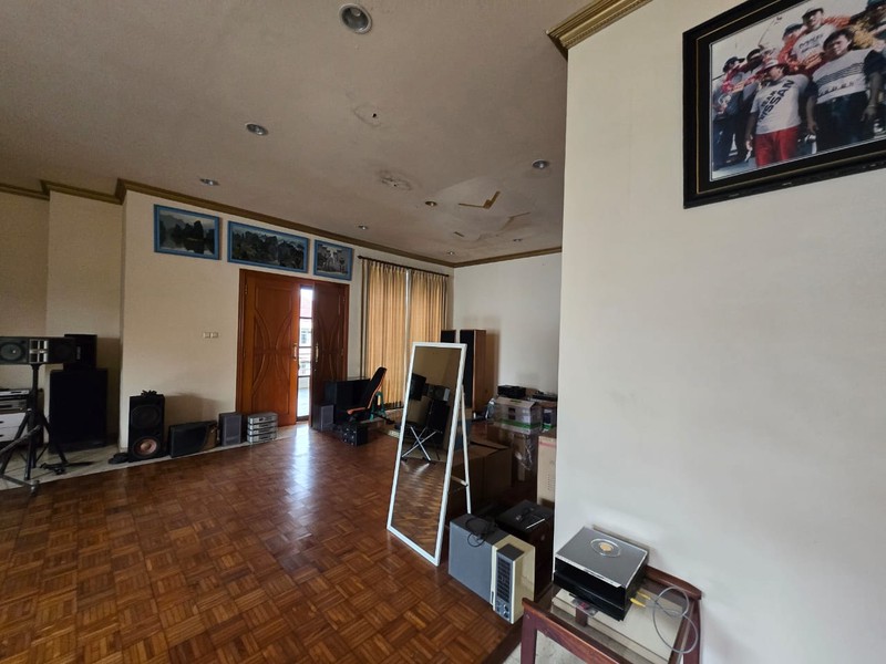 Dijual Rumah Mewah Dharmahusada Indah Barat III Surabaya 
