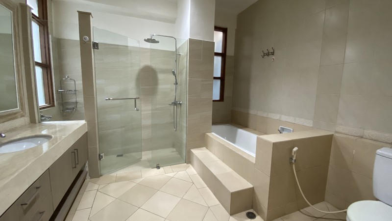 Rumah cantik dengan taman belakang yang cukup luas di jeruk purut, ampera, jakarta selatan