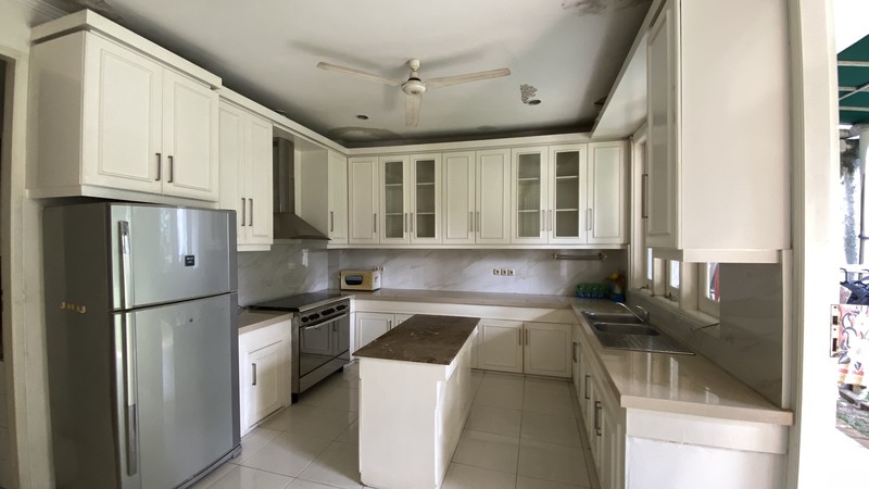 Rumah cantik dengan taman belakang yang cukup luas di jeruk purut, ampera, jakarta selatan