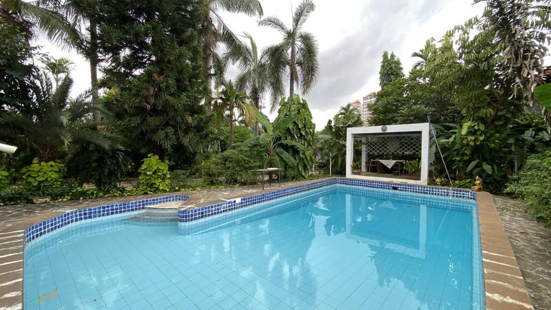 Rumah dengan luas tanah cukup besar, cocok untuk di jadikan sekolah di bangka, jakarta selatan