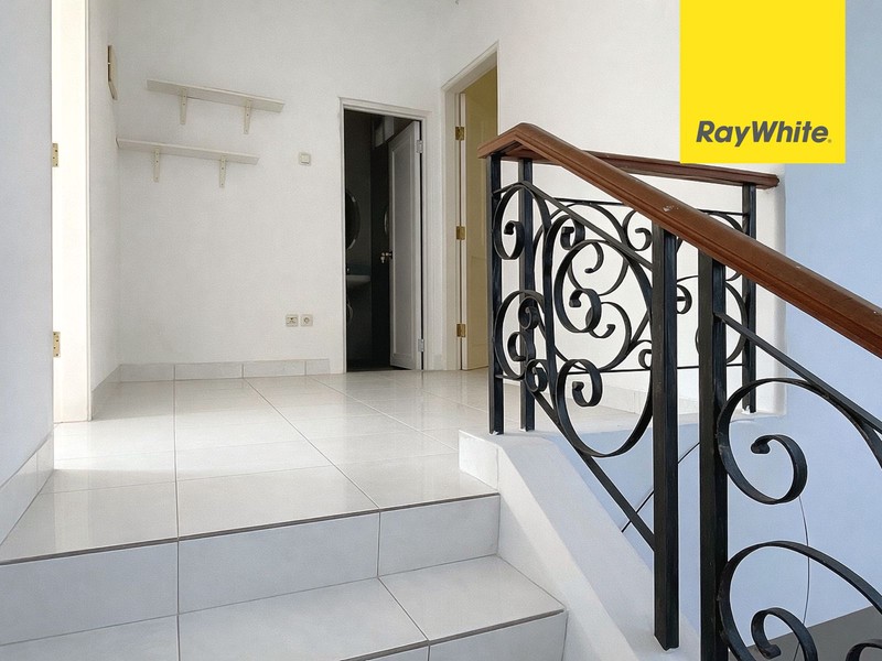 Rumah Depan Taman di Kota Wisata Cibubur