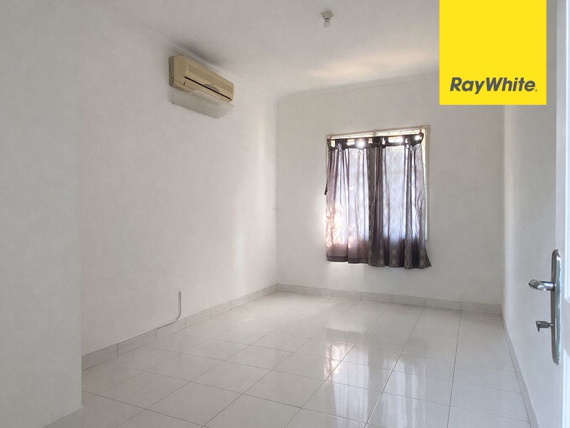 Rumah Depan Taman di Kota Wisata Cibubur