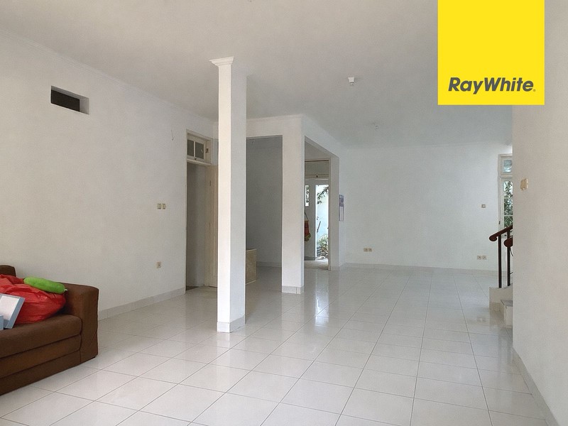 Rumah Depan Taman di Kota Wisata Cibubur